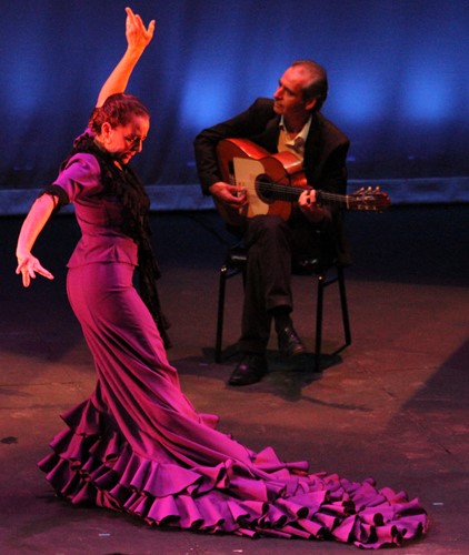 Photo of Celia Fonta dancing and Paco Fonta playing the guitar
