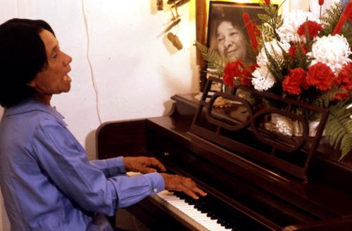 Ida Goodson playing piano at her home - Pensacola, Florida